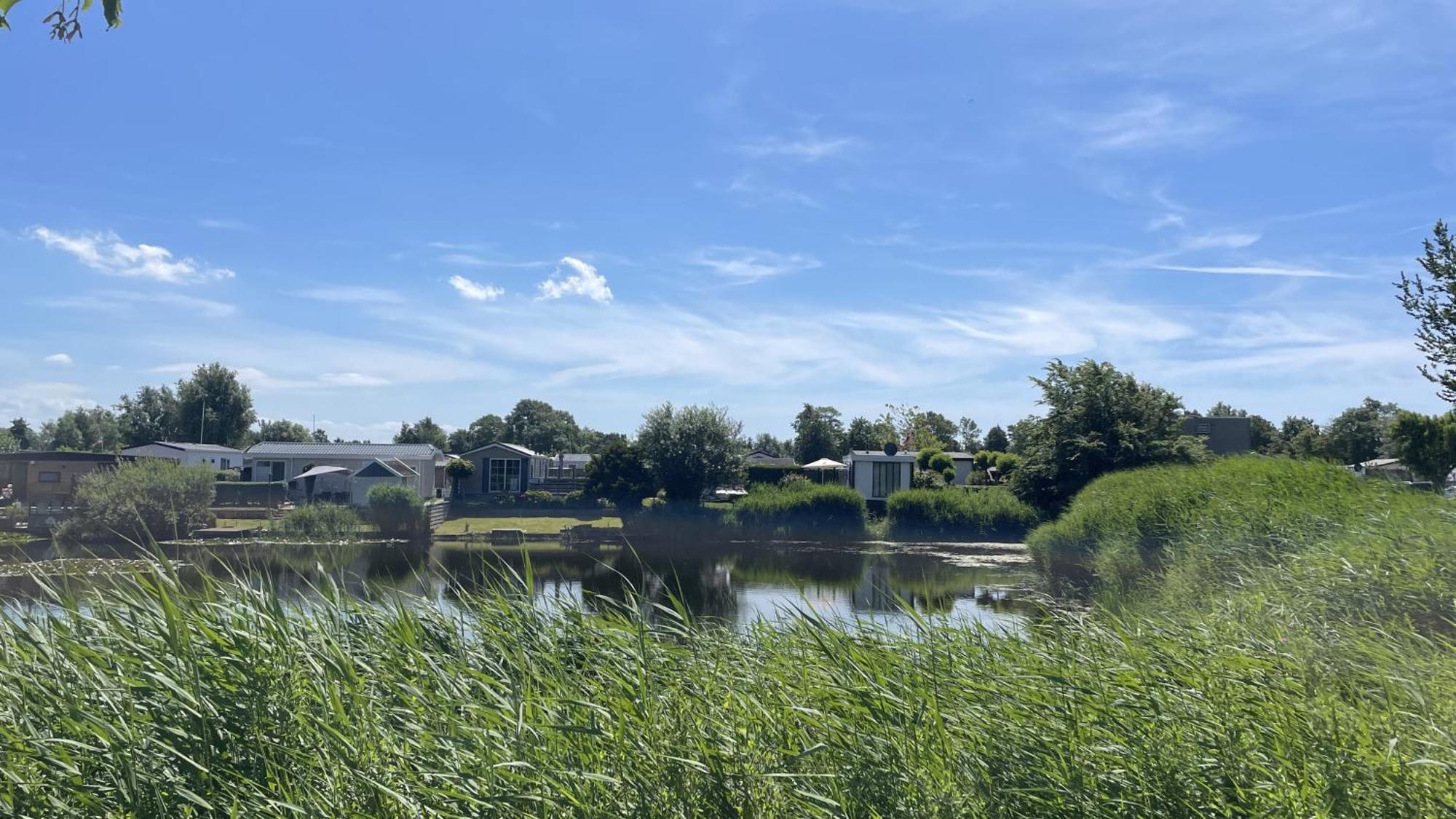 Chalet Makkum C99B Met Prive Gelegen Tuin Aan Het Water Kültér fotó