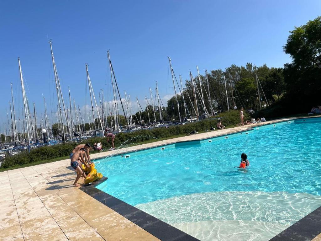 Chalet Makkum C99B Met Prive Gelegen Tuin Aan Het Water Kültér fotó